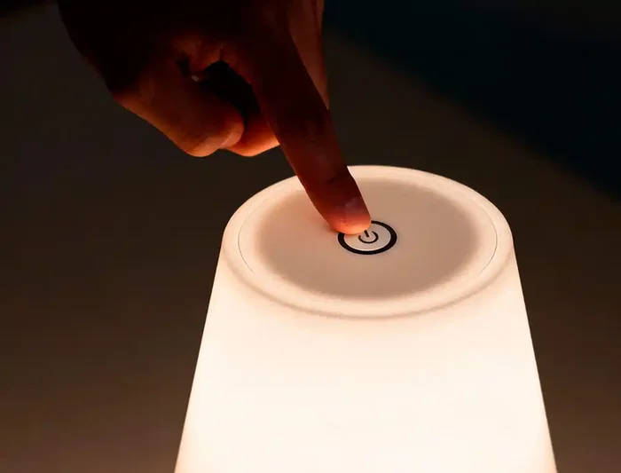 Q-Connect Nova Lámpara de Escritorio LED Recargable USB-C, 2W 200 lm, Temperatura Ajustable 3000K/4000K/6000K, Interruptor Táctil, Metal Blanca