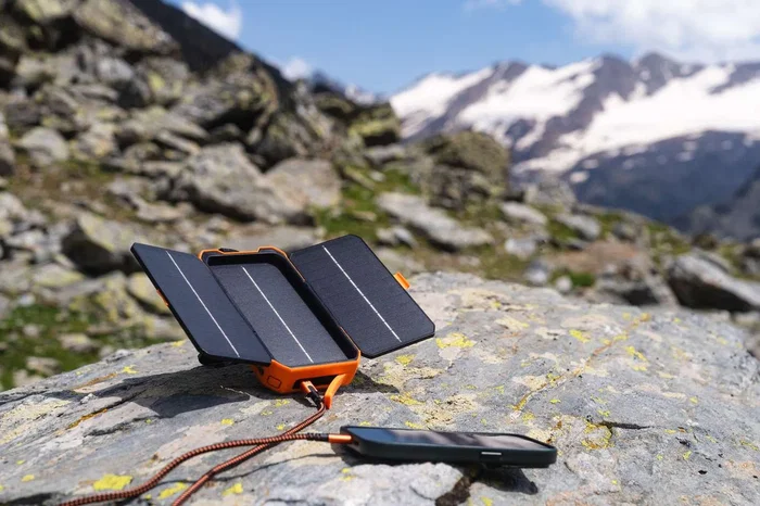 Xtorm XR203 Power Bank Externo 10000 mAh Rugerizado Carga Solar IP65 - Negro/Naranja - 2x USB-C PD 20W, 1x USB-A, Quick Charge 3.0, Linterna