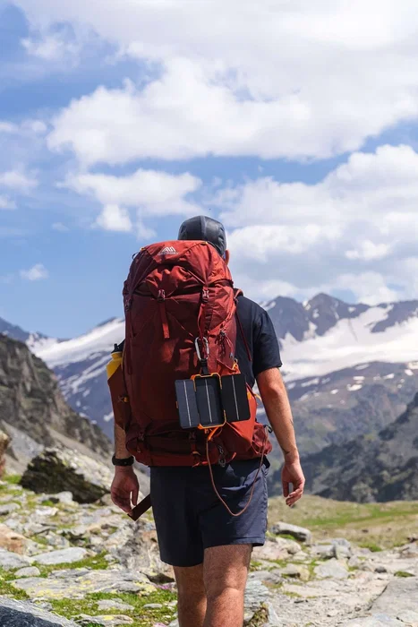 Xtorm XR203 Power Bank Externo 10000 mAh Rugerizado Carga Solar IP65 - Negro/Naranja - 2x USB-C PD 20W, 1x USB-A, Quick Charge 3.0, Linterna