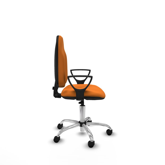 Silla de oficina Algarra con mecanismo Contacto permanente básico tapizada con Similpiel color Naranja. Equipada con Base cromada, Brazos fijos y Ruedas de nailon 50 mm