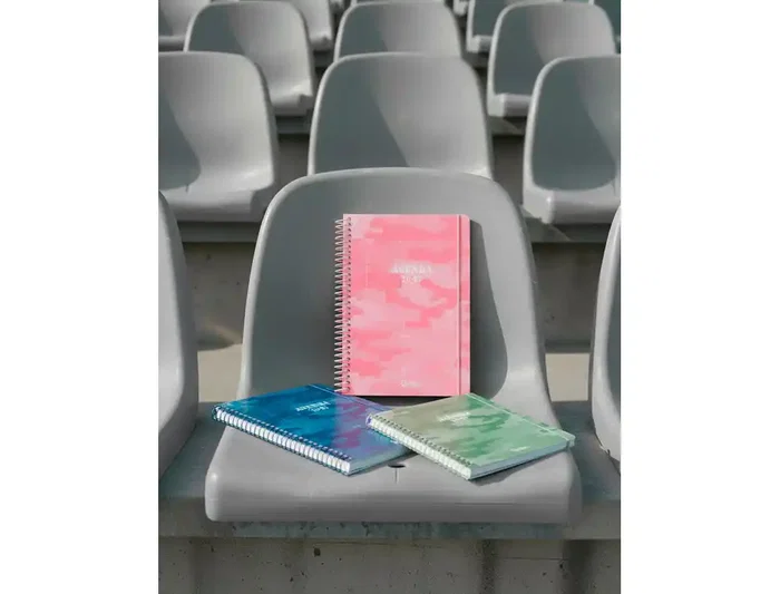 Liderpapel Agenda Escolar Military 2026-2027 Bilingüe A5+ Espiral, Día Página, Papel FSC 80g, Rosa con Pegatinas