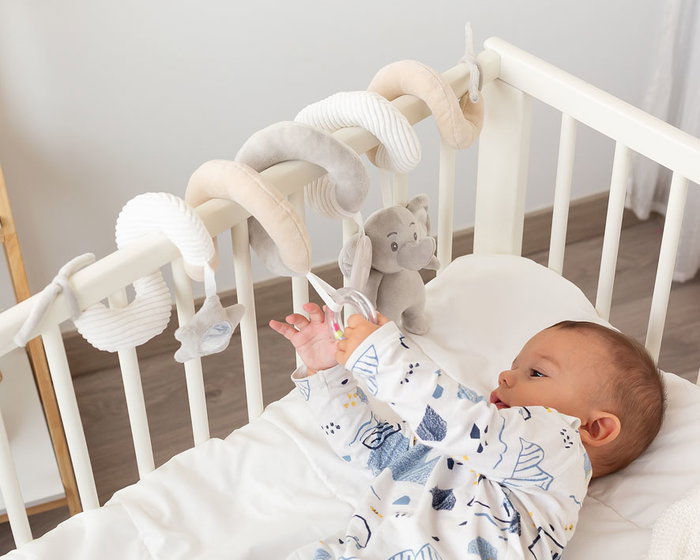 KioKids Dolci Amici Peluche Espiral Elefante Gris Y Beige 35 cm con Sonajero y Mordedor para Bebé +0 Meses KioKids Dolci Amici Peluche Espiral Elefante Gris Y Beige 35 cm con Sonajero y Mordedor para Bebé +0 Meses