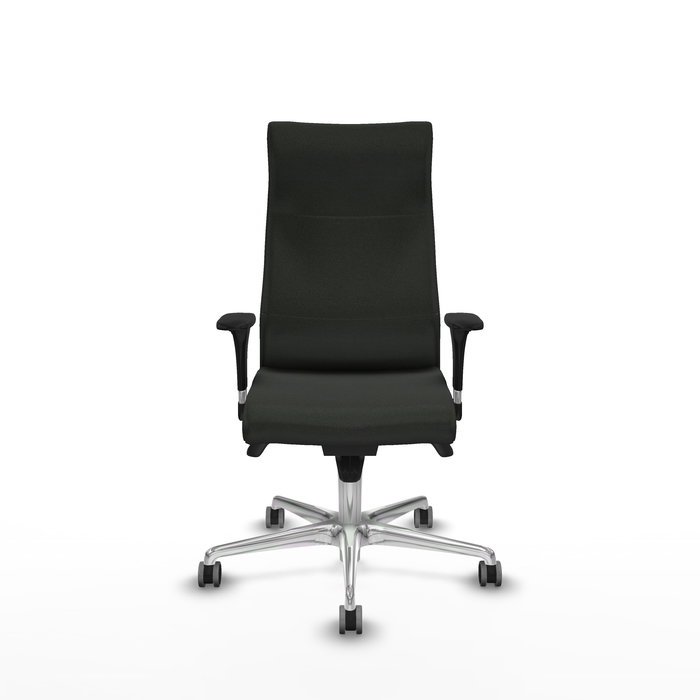 Sillón Albacete con mecanismo Sincro tapizada con Tela color Negro. Equipado con Base aluminio, Brazos 1D y Ruedas 65 mm parqué