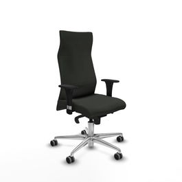 Sillón Albacete con mecanismo Sincro tapizada con Tela color Negro. Equipado con Base aluminio, Brazos 1D y Ruedas 65 mm parqué