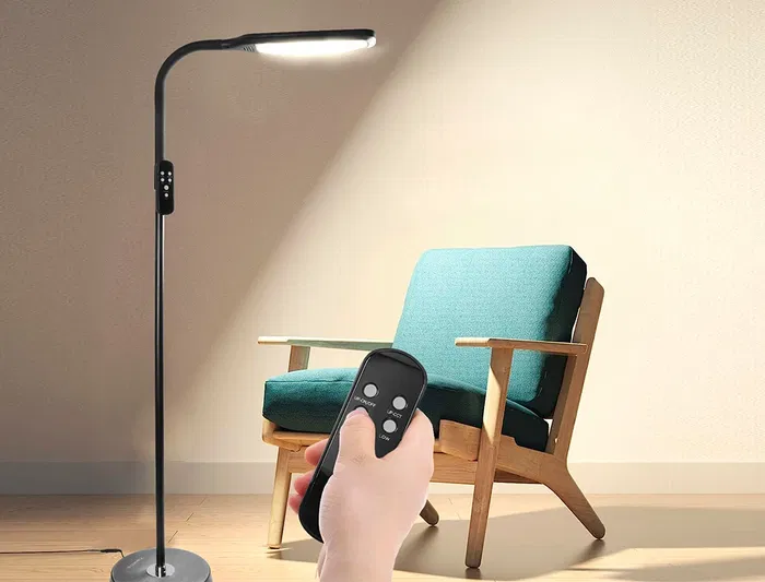 Q-connect Lámpara de Suelo LED 15W 850 Lm Regulable 3 Niveles Brillo Cuello Flexible Control Remoto Negro