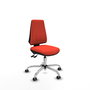 Silla de oficina Elche con mecanismo Asincro tapizada con Tela color Naranja oscuro. Equipada con Base cromada, Sin brazos y Ruedas 65 mm parqué