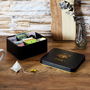Cook Concept Caja de Té "Thé" Lounge con 6 Compartimentos Metal Negra Mate Ilustraciones Doradas 18x15.5x7 cm