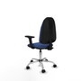 Silla de oficina Algarra con mecanismo Contacto permanente básico tapizada con Tela color Azul marino. Equipada con Base cromada, Brazos 2D y Ruedas de nailon 50 mm