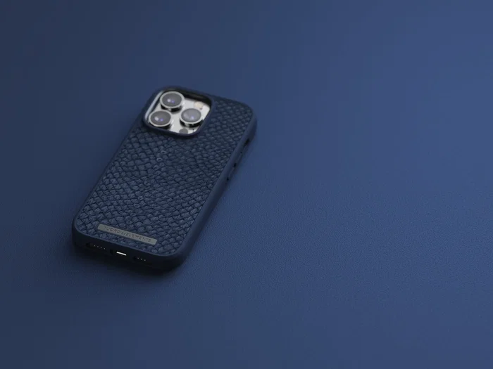 Njord byELEMENTS - Funda para iPhone 14 Pro con MagSafe, Piel de Salmón, Resistente a Caídas, Certificado Militar MIL-STD-810H, Color Azul - Incluye Plástico Reciclado