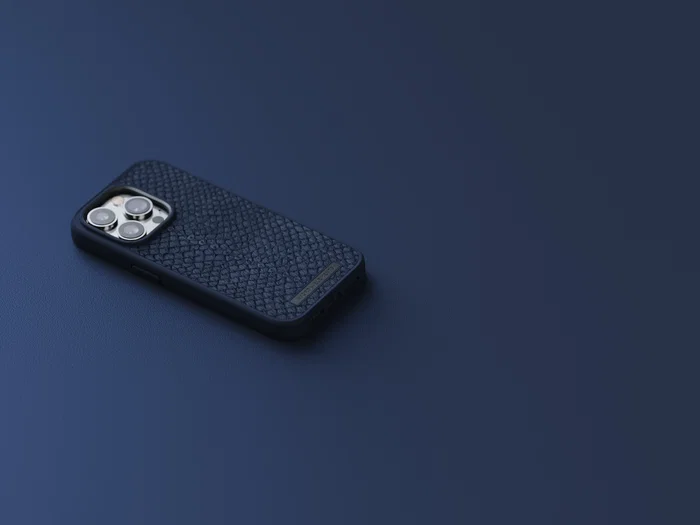 Njord byELEMENTS - Funda para iPhone 14 Pro con MagSafe, Piel de Salmón, Resistente a Caídas, Certificado Militar MIL-STD-810H, Color Azul - Incluye Plástico Reciclado