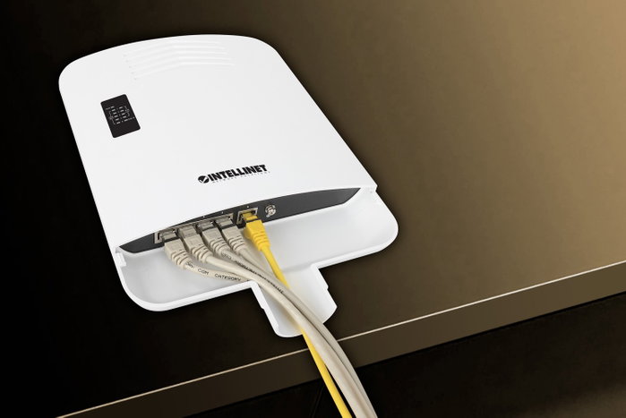 Intellinet Switch Gigabit de 5 puertos con PoE Passthrough para exteriores