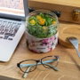 QUOKKA Recipiente de Comida de Cristal 820ml con Funda Deli Dark Flowers, para Almacenamiento y Transporte