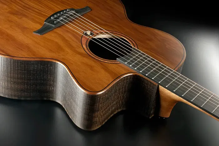 LAG Guitarra Acústica Jumbo Electroacústica Sauvage Lag Natural Satinado Tapa Sólida Brankowood Fondo Aros Eucalipto Cutaway Electrónica Stage LAG Funda Incluida