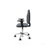 Silla de oficina Algarra con mecanismo Contacto permanente básico tapizada con Tela color Gris. Equipada con Base cromada, Brazos 2D y Ruedas de parqué