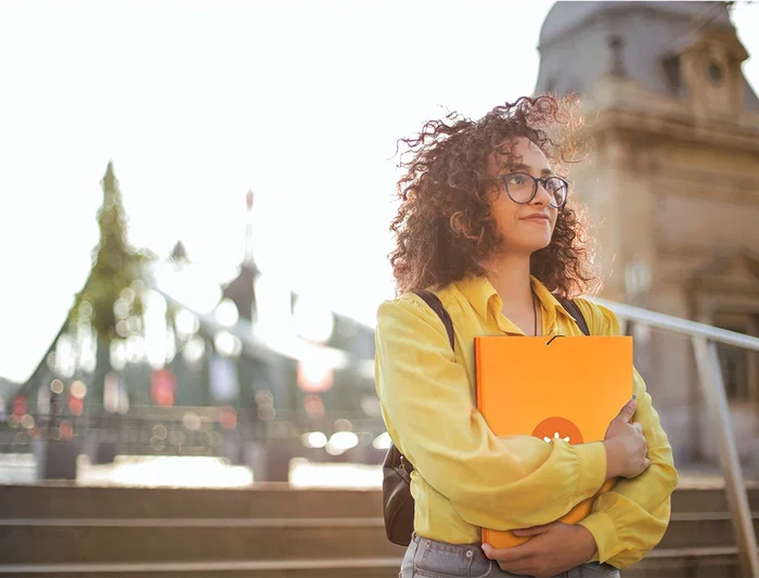 Antartik Carpeta con Gomas Tres Solapas Cartón Forrado A4 Color Mostaza 215x315 mm