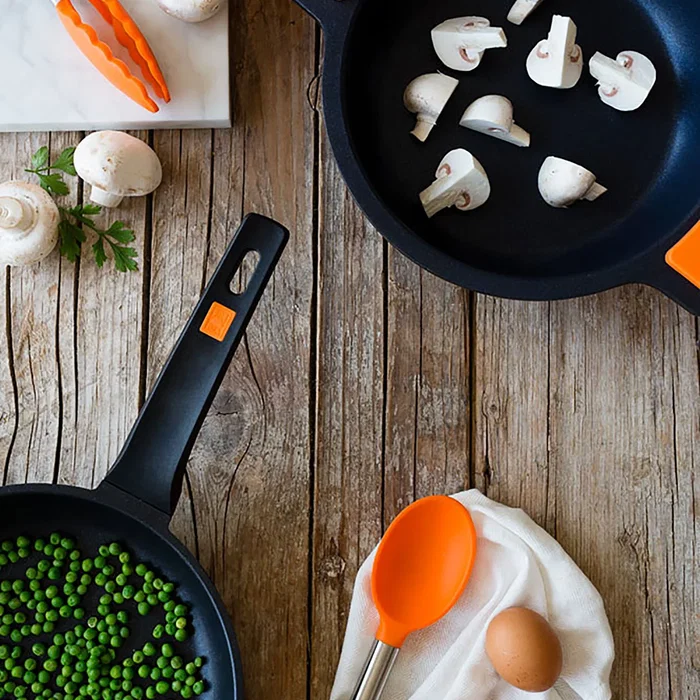 BRA A271224 Sartén Efficient Ø24cm Aluminio Forjado Antiadherente Aptas Inducción y Lavavajillas - Negro y Naranja