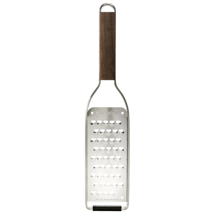 Microplane Master Grater extra coarse de corte grueso con mango de nogal Microplane Master Grater extra coarse de corte grueso con mango de nogal