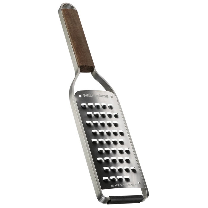Microplane Master Grater extra coarse de corte grueso con mango de nogal Microplane Master Grater extra coarse de corte grueso con mango de nogal