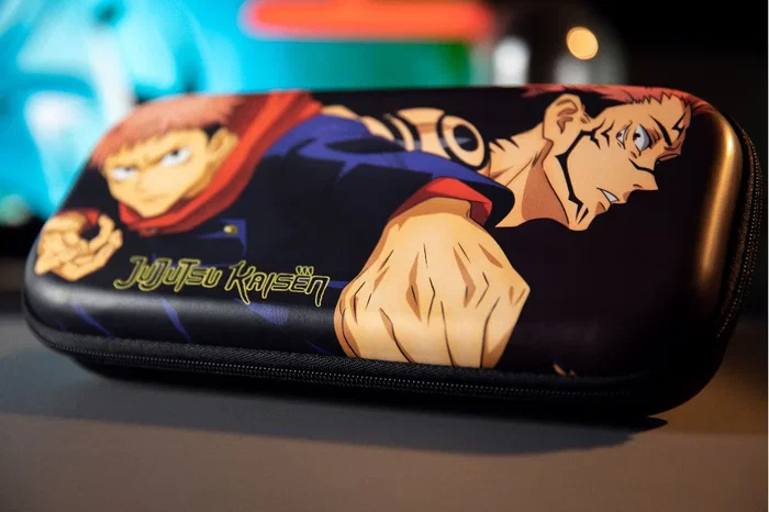 Konix 82441120432 Funda/Estuche para Nintendo Switch y Lite - Diseño Jujutsu Kaisen, Negro/Marrón, PVC, Cremallera, 8 Ranuras para Juegos