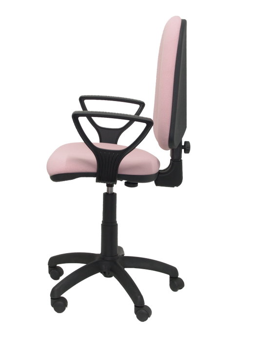 Silla de oficina Aýna con mecanismo Contacto permanente básico tapizada con Tela color Rosa pálido. Equipada con Base poliamida negra, Brazos fijos y Ruedas de nailon 50 mm