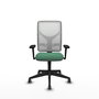 Silla de oficina Motilla con mecanismo Sincro tapizada con Tela color Verde esmeralda y malla color Blanco. Equipada con lumbar 1D, Brazos 3D y Ruedas 65 mm parqué