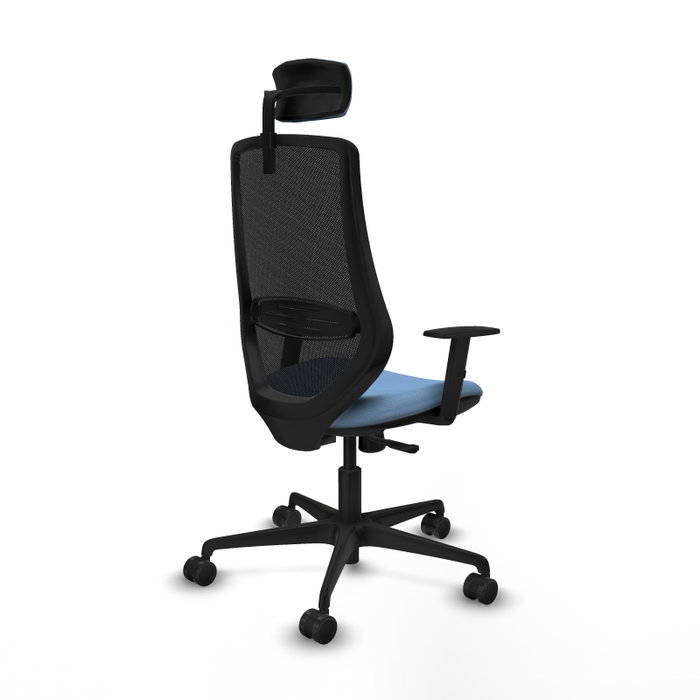 Silla de oficina Mardos con mecanismo Sincro tapizada con Tela color Azul cielo y malla color Negro. Equipada con lumbar 1D, Brazos 1D, Cabecero 2D y Ruedas 65mm nailon