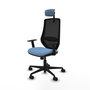 Silla de oficina Mardos con mecanismo Sincro tapizada con Tela color Azul cielo y malla color Negro. Equipada con lumbar 1D, Brazos 1D, Cabecero 2D y Ruedas 65mm nailon