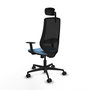 Silla de oficina Mardos con mecanismo Sincro tapizada con Tela color Azul cielo y malla color Negro. Equipada con lumbar 1D, Brazos 1D, Cabecero 2D y Ruedas 65mm nailon