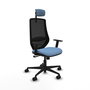 Silla de oficina Mardos con mecanismo Sincro tapizada con Tela color Azul cielo y malla color Negro. Equipada con lumbar 1D, Brazos 1D, Cabecero 2D y Ruedas 65mm nailon