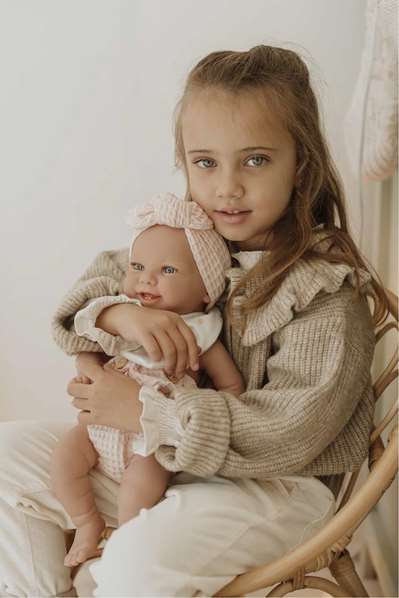 Muñecas Arias Muñeca Elegance Zoe, 42 cm, Rosa con Cambiador y Babero, Cuerpo de Vinilo para Niña