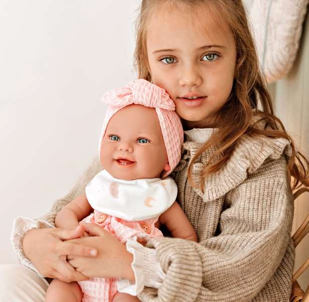 Muñecas Arias Muñeca Elegance Zoe, 42 cm, Rosa con Cambiador y Babero, Cuerpo de Vinilo para Niña