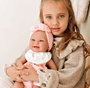 Muñecas Arias Muñeca Elegance Zoe, 42 cm, Rosa con Cambiador y Babero, Cuerpo de Vinilo para Niña