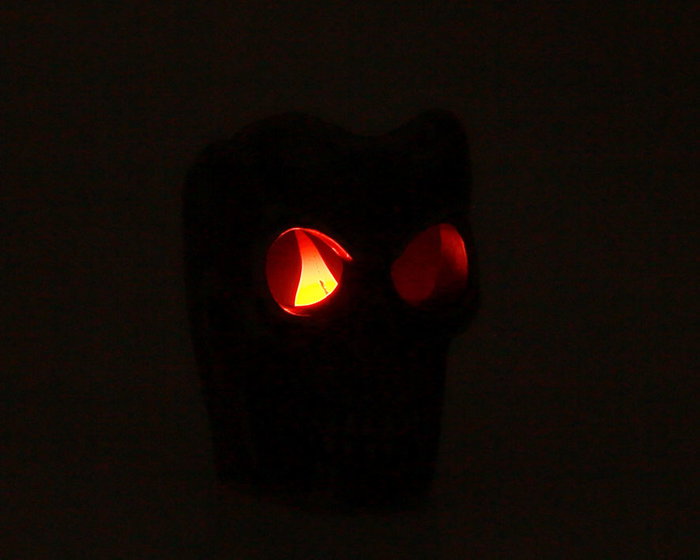 Calavera Decorativa para Halloween, Negra con Ojos Rojos Brillantes, Decoración Gótica de 7 cm para Fiesta y Atrezzo Calavera Decorativa para Halloween, Negra con Ojos Rojos Brillantes, Decoración Gótica de 7 cm para Fiesta y Atrezzo