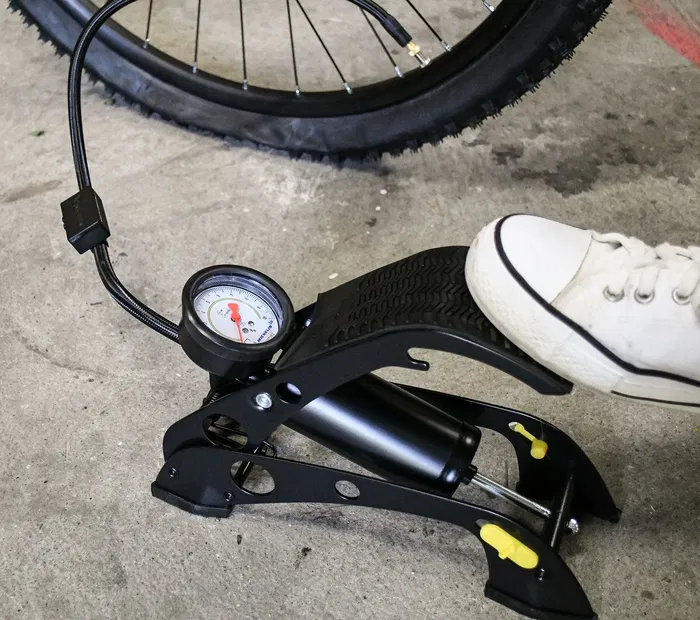 Michelin Bomba de Pie Homologada con Manómetro - 7 Bar, Manguera 60 cm, Boquillas Incluidas - Modelo 2023