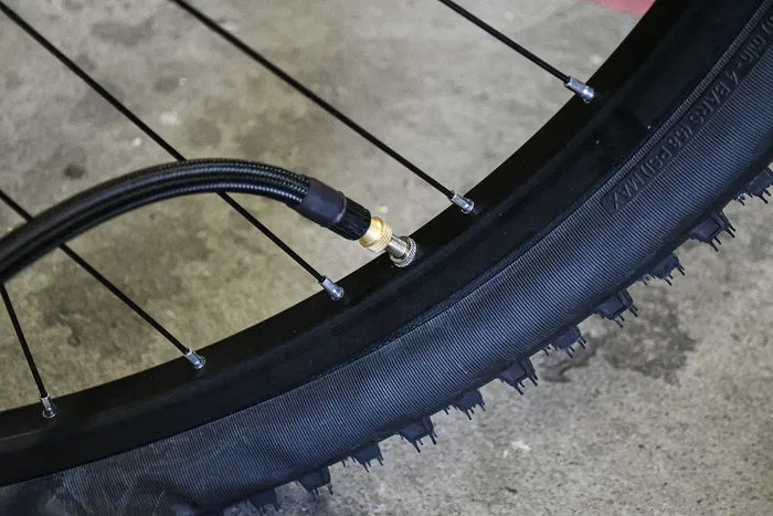 Michelin Bomba de Pie Homologada con Manómetro - 7 Bar, Manguera 60 cm, Boquillas Incluidas - Modelo 2023