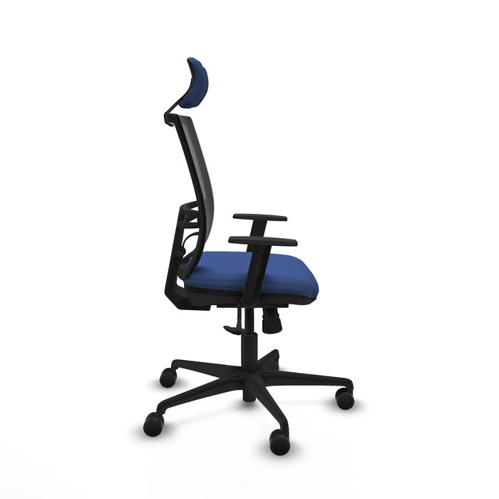 Silla de oficina Yunquera con mecanismo Sincro tapizada con Tela color Azul marino y malla color Negro. Equipada con lumbar 1D, Brazos 1D, Cabecero 1D y Ruedas 65mm nailon