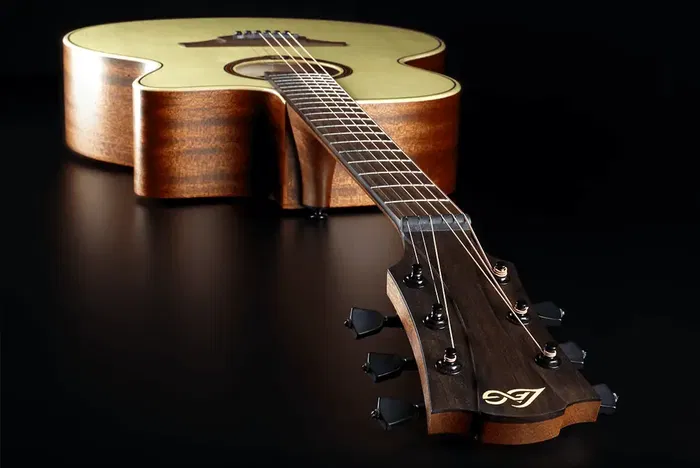 LAG Guitarra Acústica Jumbo Cutaway Tramontane 177 A/E Abeto Engelmann, Khaya - Natural Satinado