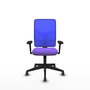 Silla de oficina Motilla con mecanismo Sincro tapizada con Tela color Lila y malla color Azul. Equipada con lumbar 1D, Brazos 3D y Ruedas 65 mm parqué