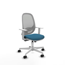 Silla de oficina Cilanco con mecanismo Sincro tapizada con Tela color Verde petróleo y malla color Gris. Equipada con lumbar 1D, Reposabrazos blancos y Ruedas 65mm nailon