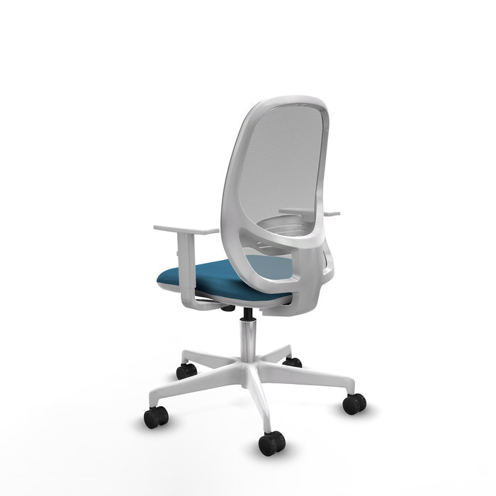 Silla de oficina Cilanco con mecanismo Sincro tapizada con Tela color Verde petróleo y malla color Gris. Equipada con lumbar 1D, Reposabrazos blancos y Ruedas 65mm nailon