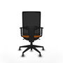 Silla de oficina Horna con mecanismo Sincro tapizada con Similpiel color Naranja y malla color Negro. Equipada con lumbar 1D, Brazos 1D y Ruedas 65 mm parqué
