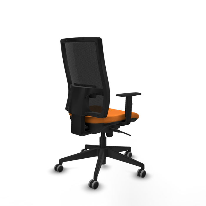 Silla de oficina Horna con mecanismo Sincro tapizada con Similpiel color Naranja y malla color Negro. Equipada con lumbar 1D, Brazos 1D y Ruedas 65 mm parqué