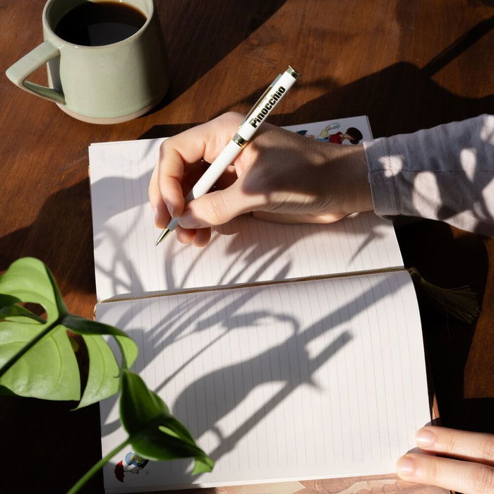 ERIK Set Cuaderno A5 + Bolígrafo Pinocho Disney Tapa Dura 200 Hojas con Marcapáginas y Caja Regalo