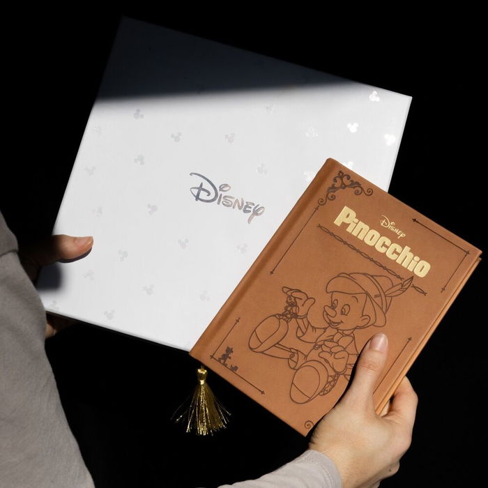 ERIK Set Cuaderno A5 + Bolígrafo Pinocho Disney Tapa Dura 200 Hojas con Marcapáginas y Caja Regalo