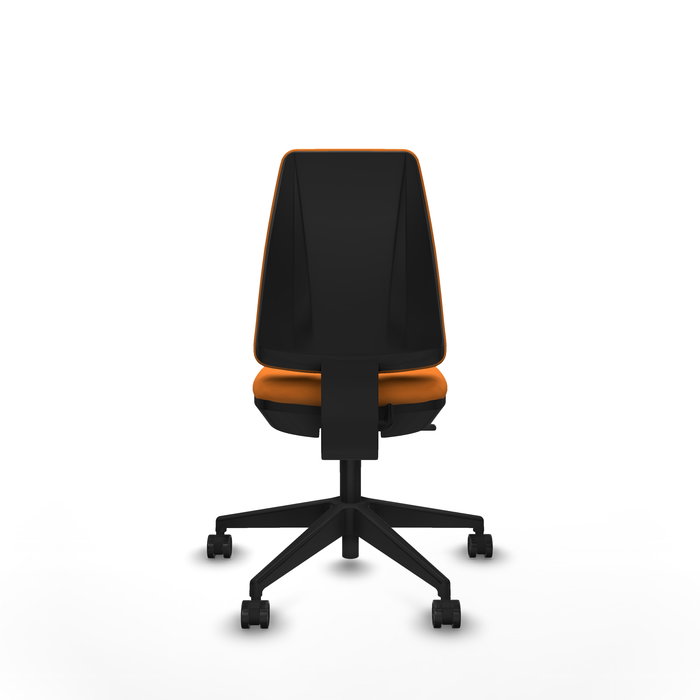 Silla de oficina Elche con mecanismo Contacto permanente básico tapizada con Similpiel color Naranja. Equipada con Base piramidal negra, Sin brazos y Ruedas 65mm nailon