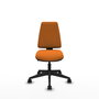 Silla de oficina Elche con mecanismo Contacto permanente básico tapizada con Similpiel color Naranja. Equipada con Base piramidal negra, Sin brazos y Ruedas 65mm nailon