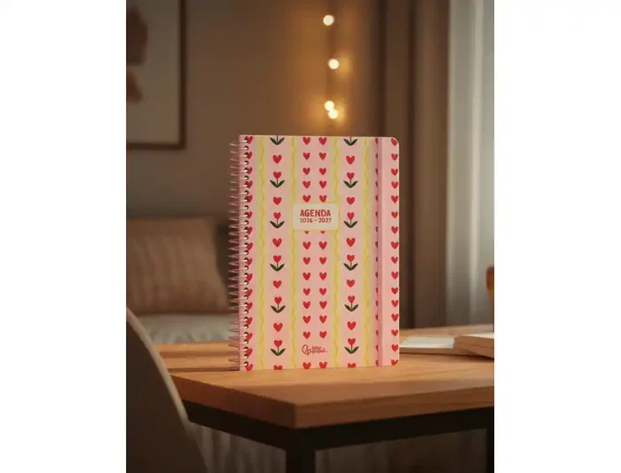 Liderpapel Agenda Escolar Fantasy EA 26-27, Día Página A5, Espiral, Interior Bilingüe Español-Inglés, Tapa Dura, 80g FSC, Con Pegatinas, Rosa Corazones