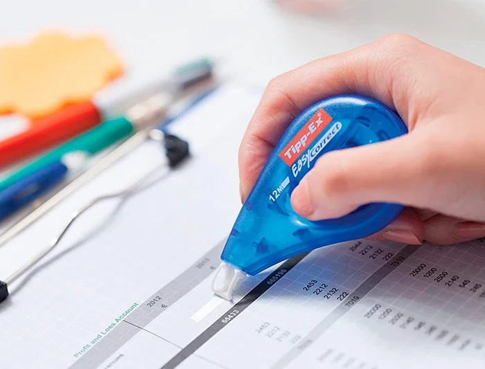 Tipp-ex Corrector de Cinta Easy Lateral, Cuerpo Translúcido Azul, Ancho 4.2 mm x 12 m, Para Papel, Invisible al Fotocopiar