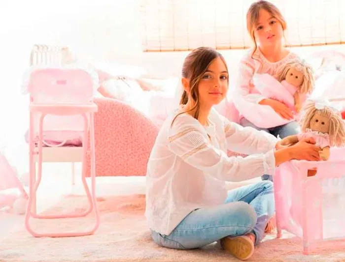 Goula Trona con Bandeja Carlota Rosa 330x260x600 mm para Muñecas de 36-52 cm