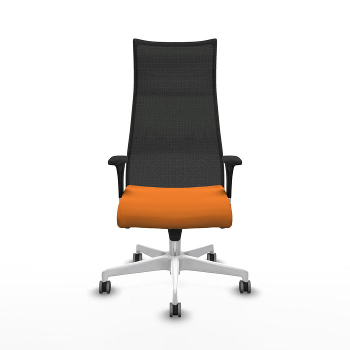 Sillón Albacete con mecanismo Sincro tapizada con Similpiel color Naranja y malla color Negro. Equipado con Base poliamida blanca, Brazos 1D y Ruedas 65 mm parqué